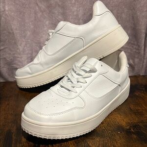 White Retro-Inspired Low-Top Sneakers with Chunky Sole